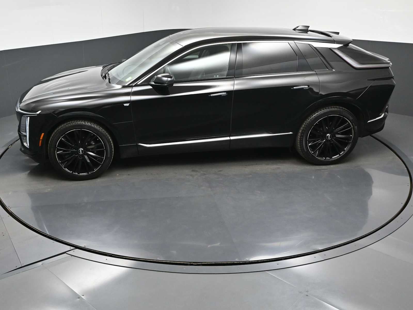 2024 Cadillac LYRIQ Luxury 1