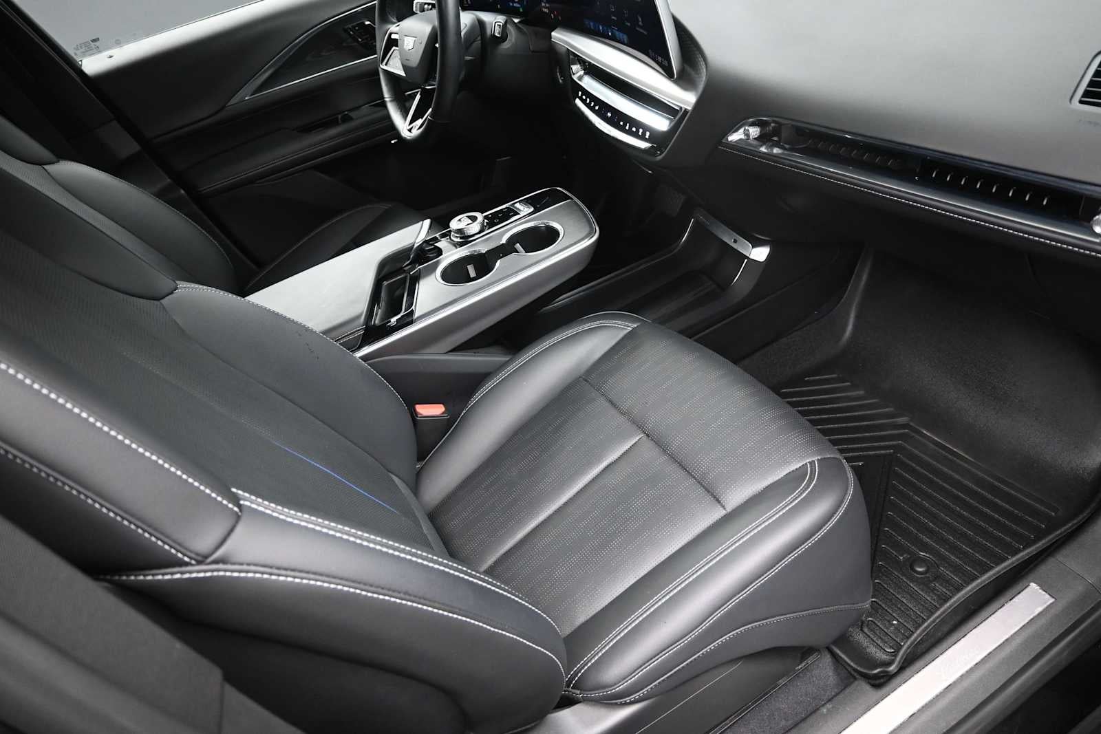 2024 Cadillac LYRIQ Luxury 1