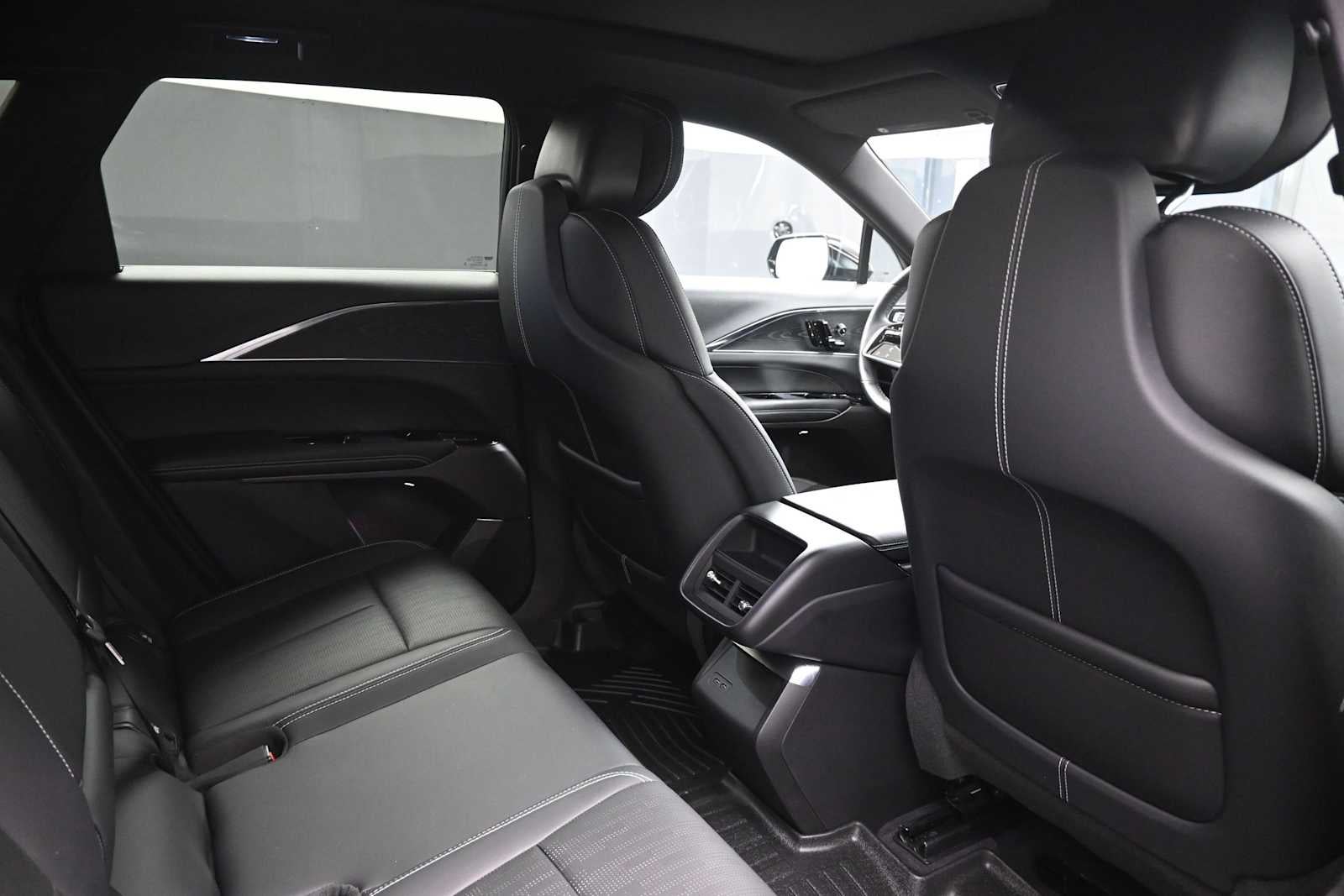 2024 Cadillac LYRIQ Luxury 1