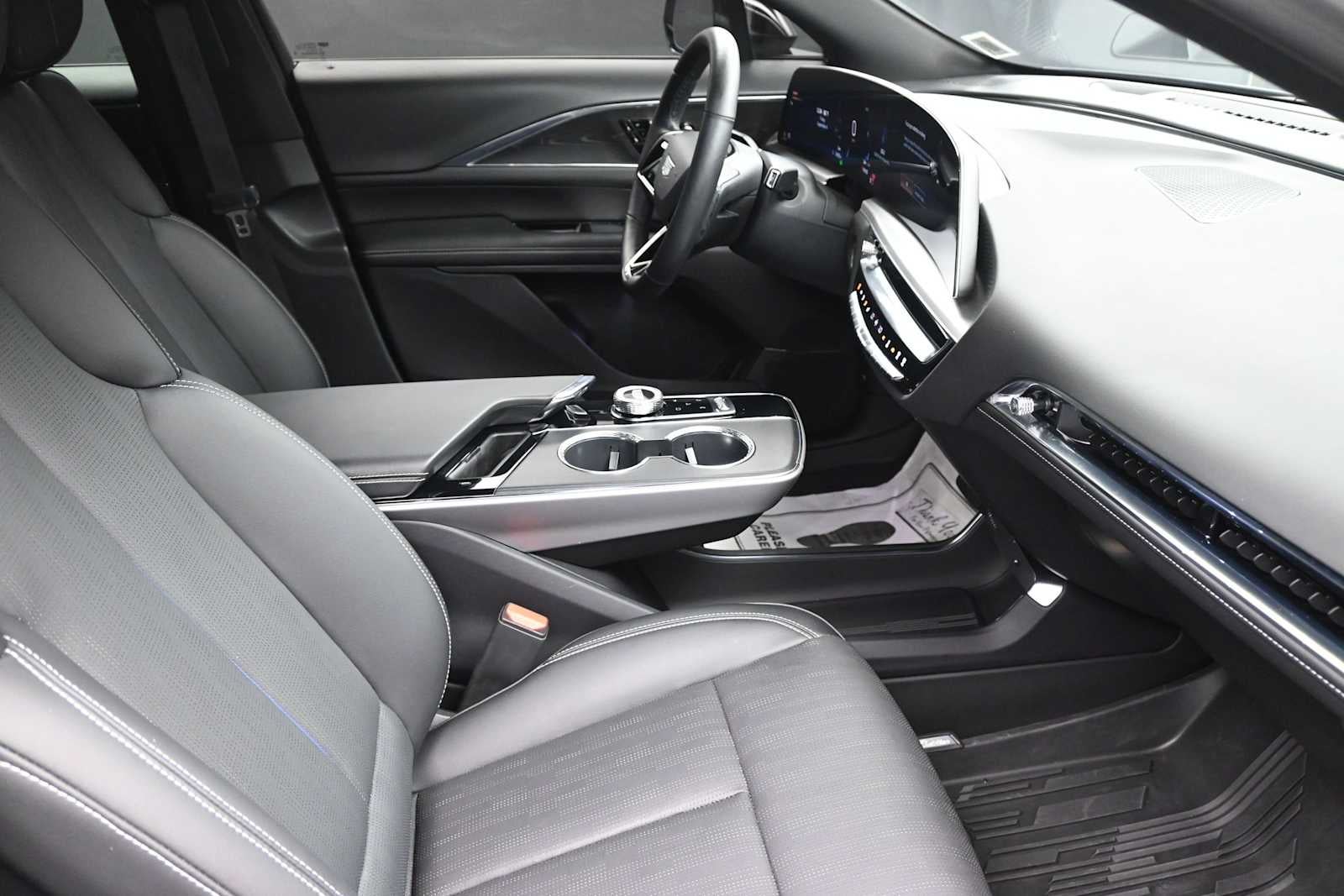 2024 Cadillac LYRIQ Luxury 1