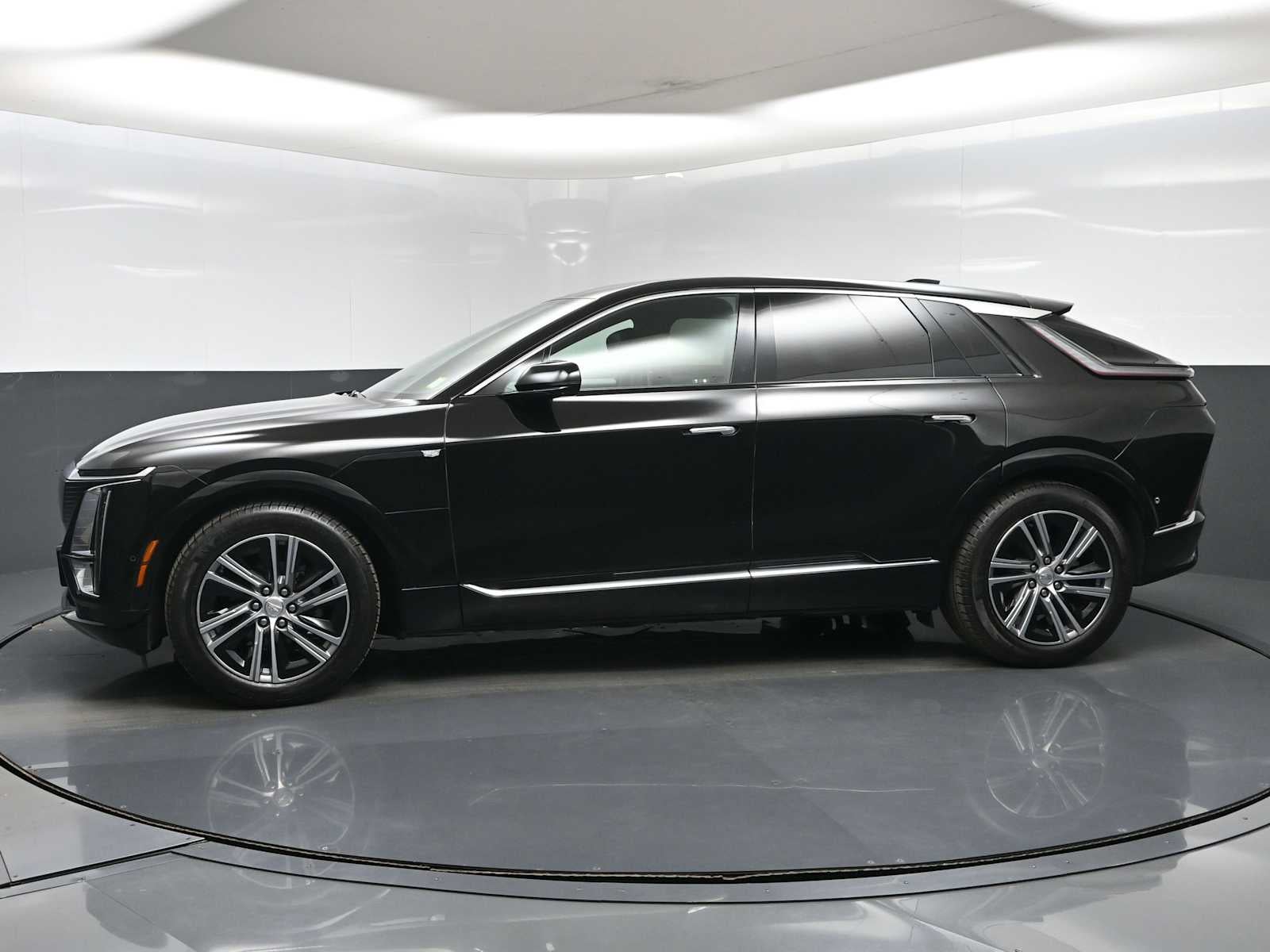 2024 Cadillac LYRIQ Luxury 1
