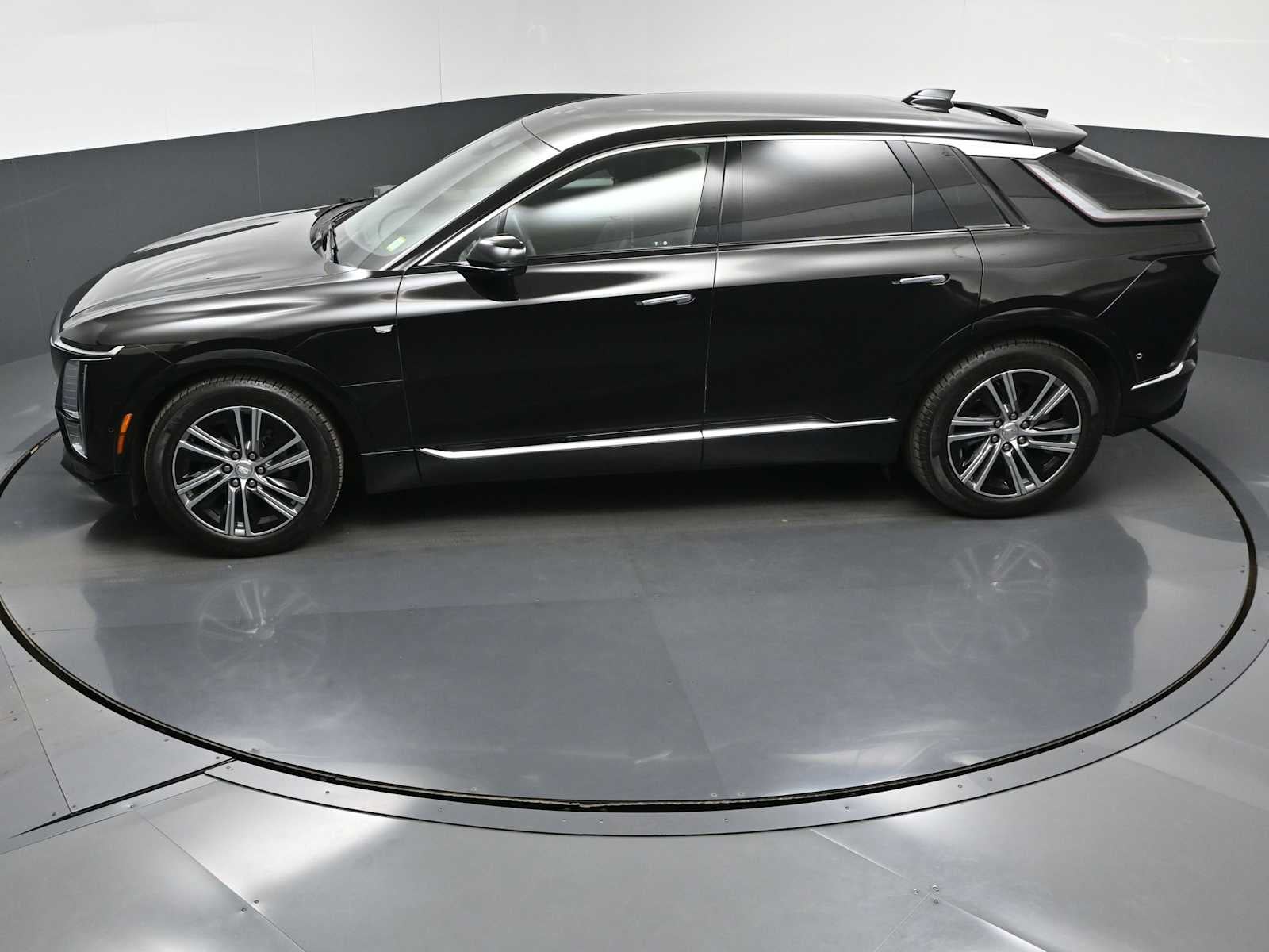 2024 Cadillac LYRIQ Luxury 1