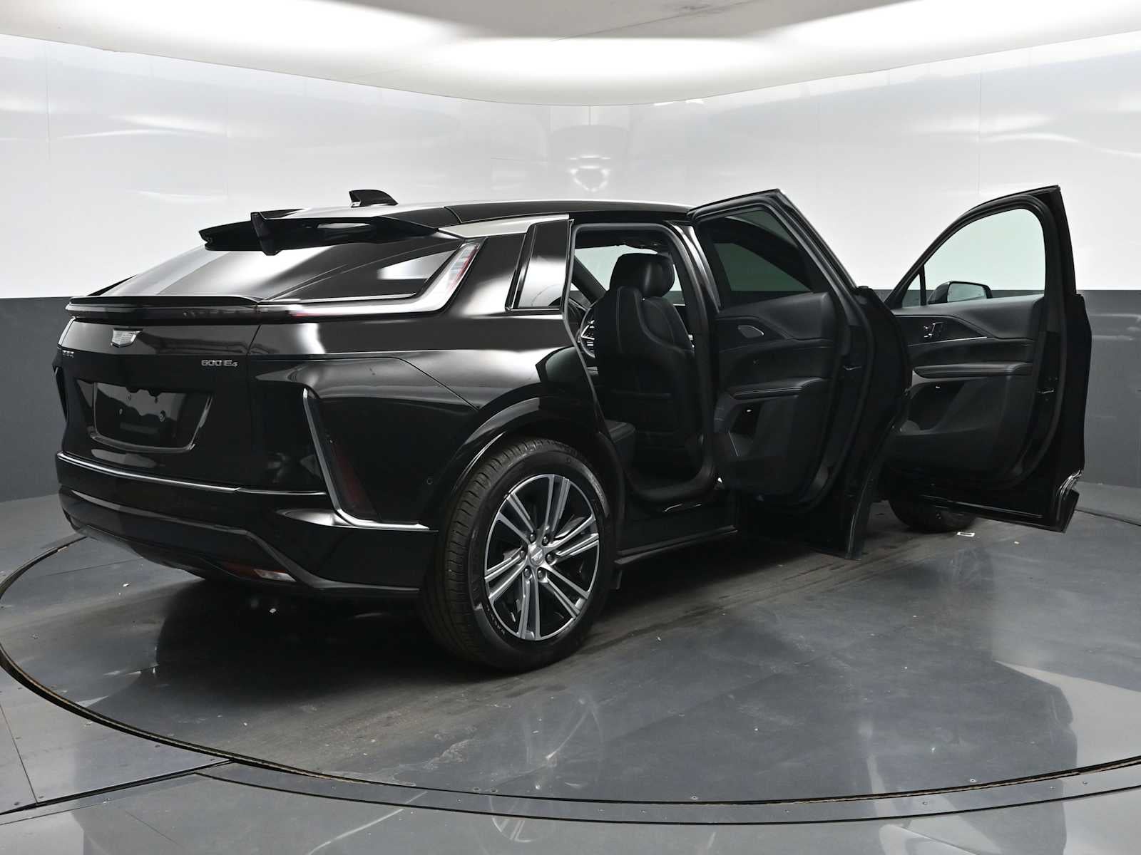 2024 Cadillac LYRIQ Luxury 2