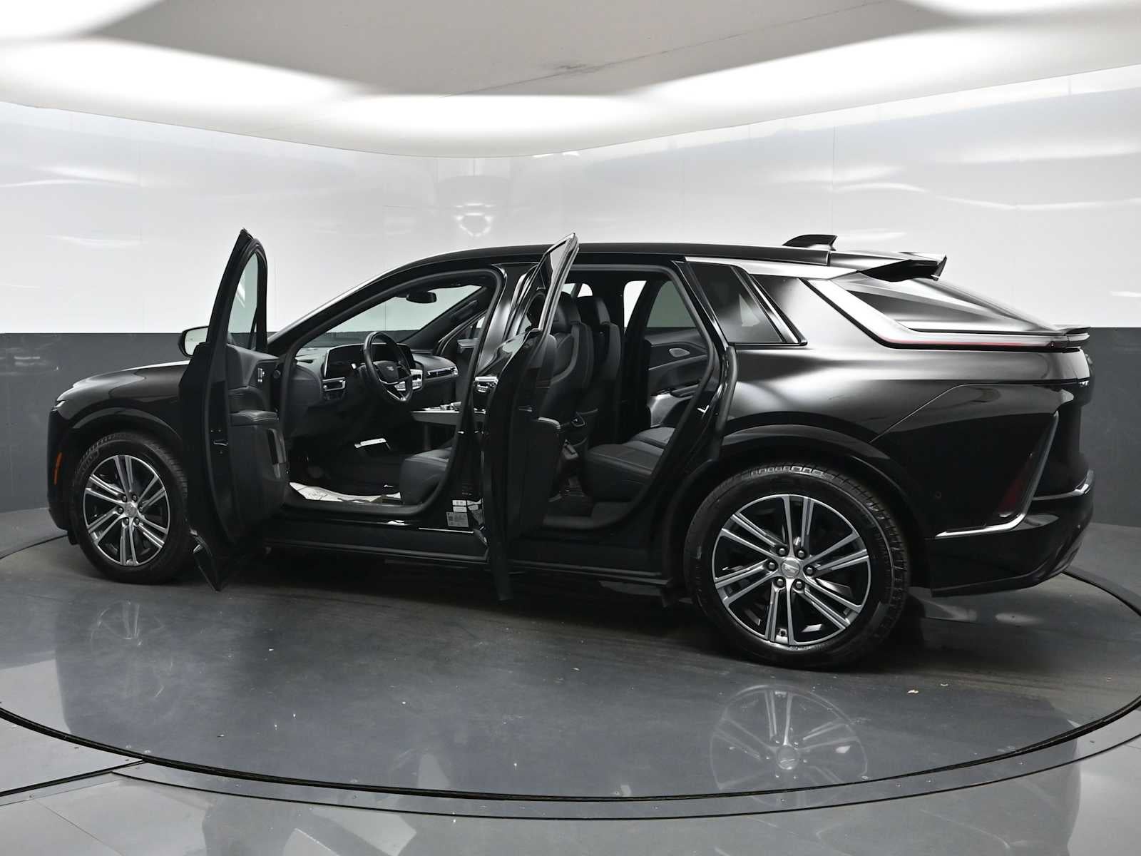 2024 Cadillac LYRIQ Luxury 2