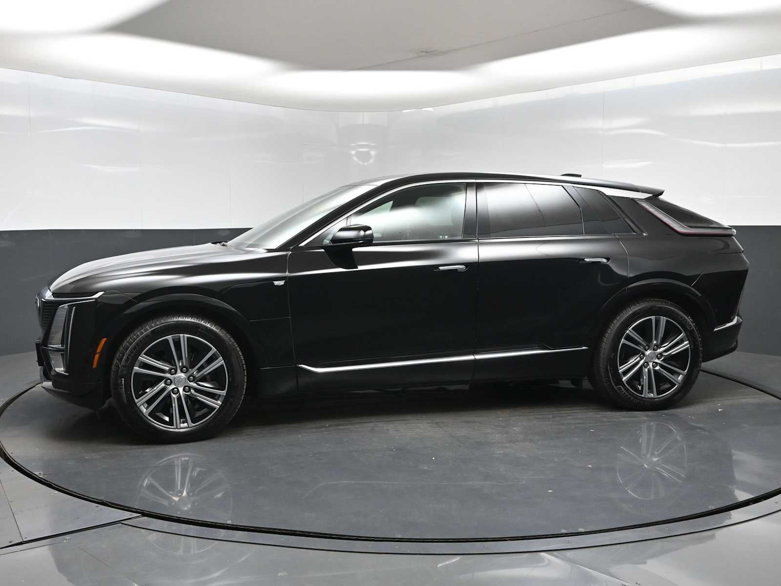 2024 Cadillac LYRIQ Luxury 2