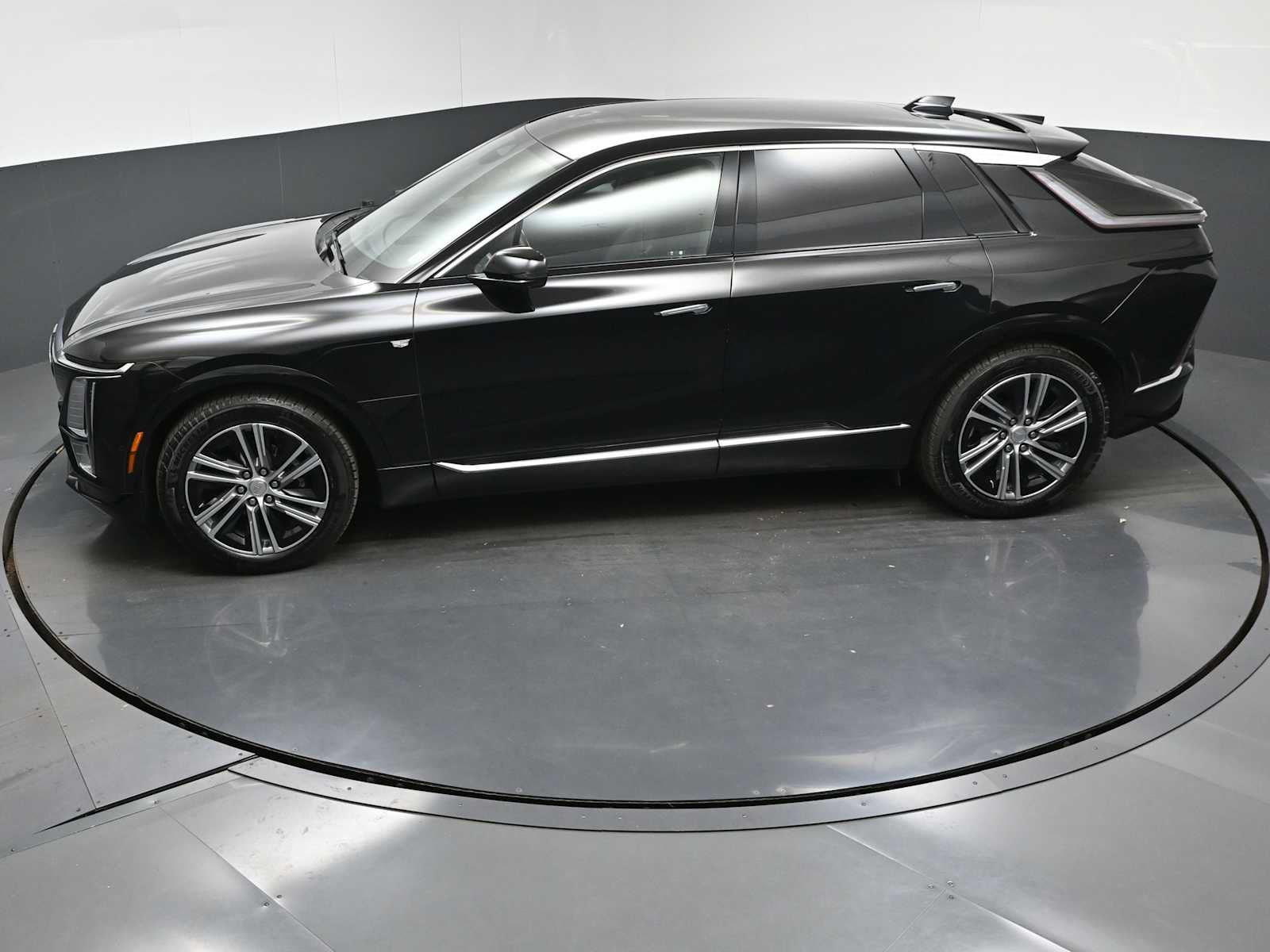 2024 Cadillac LYRIQ Luxury 2