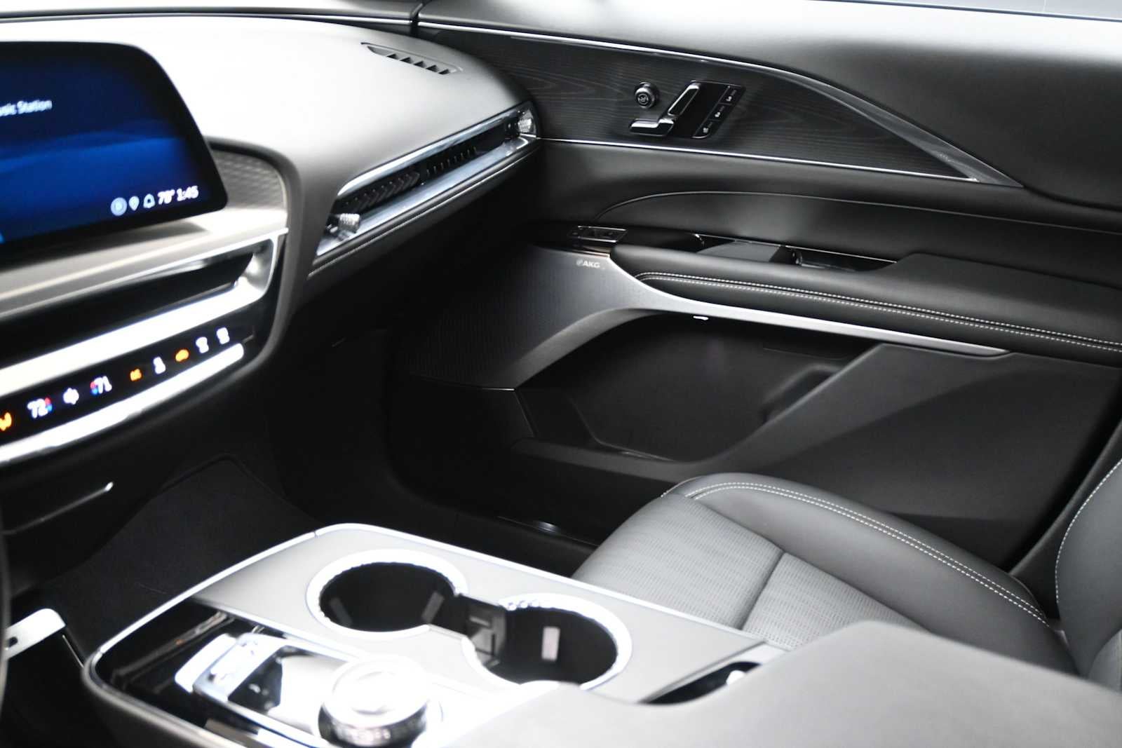 2024 Cadillac LYRIQ Luxury 2