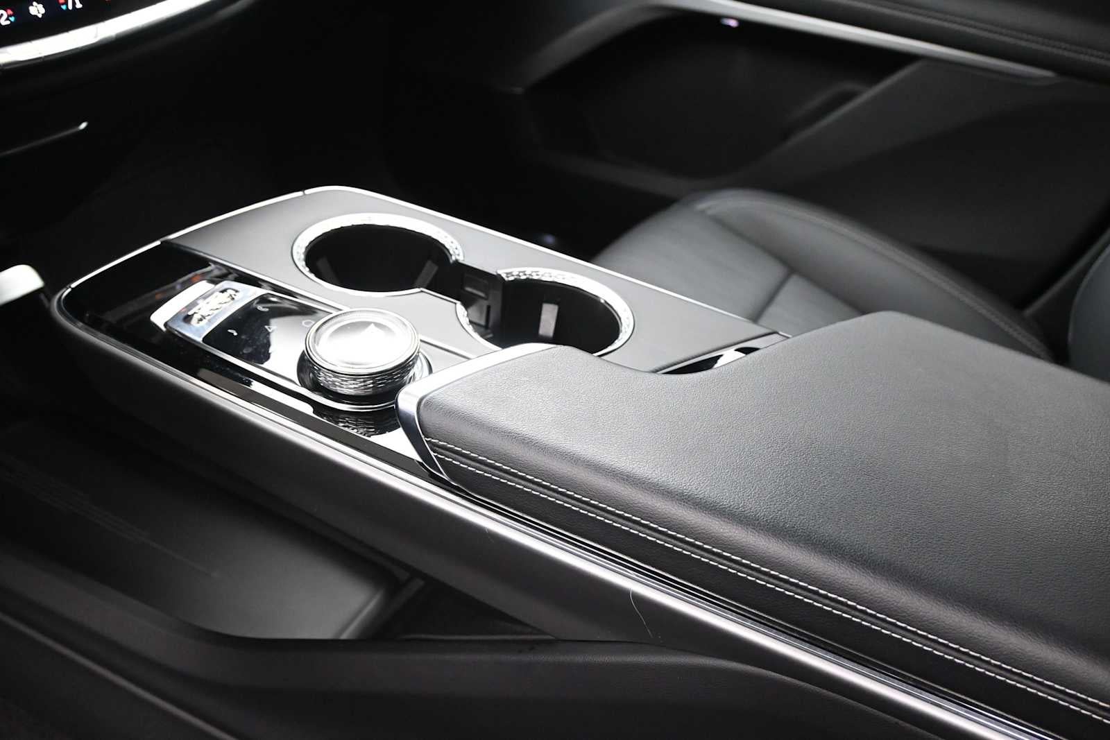 2024 Cadillac LYRIQ Luxury 2