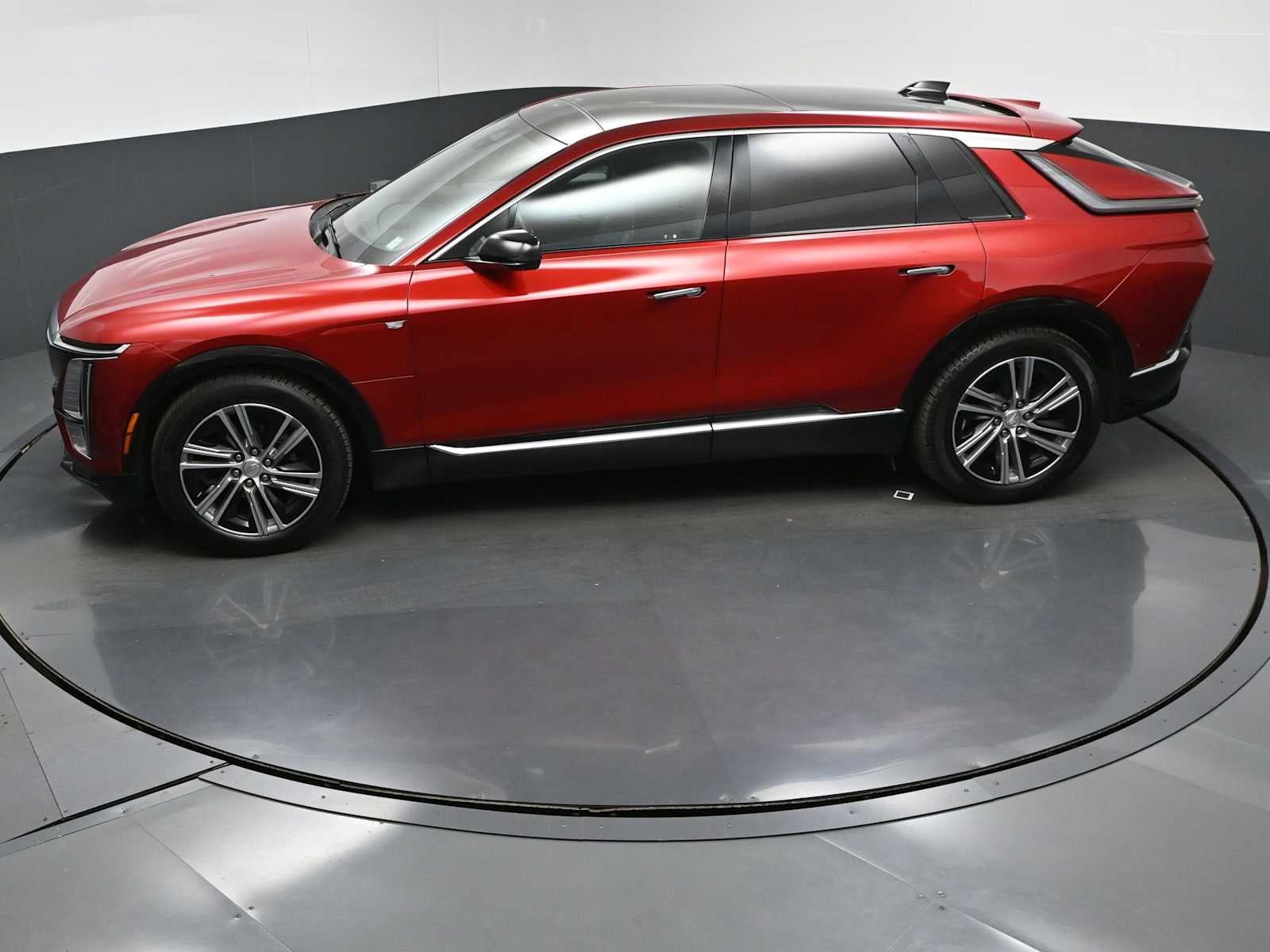 2024 Cadillac LYRIQ Luxury 2