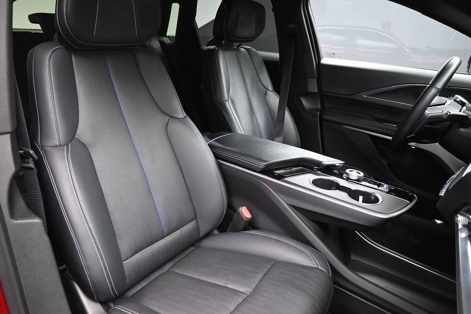 2024 Cadillac LYRIQ Luxury 2