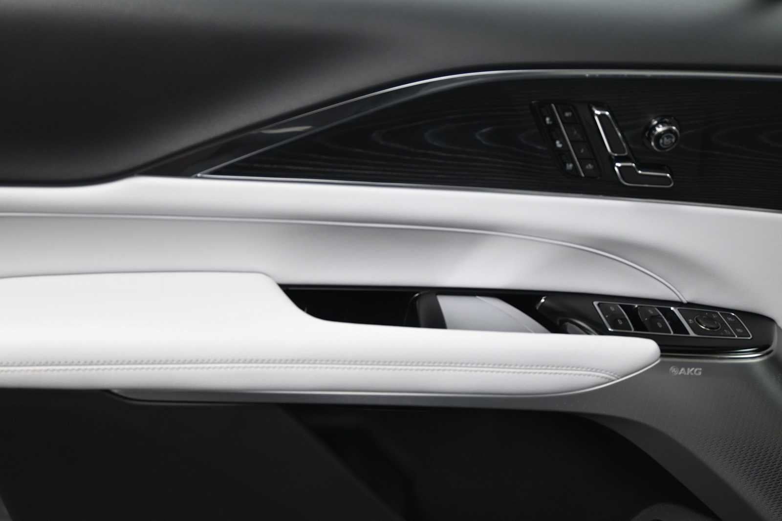 2024 Cadillac LYRIQ Luxury 2