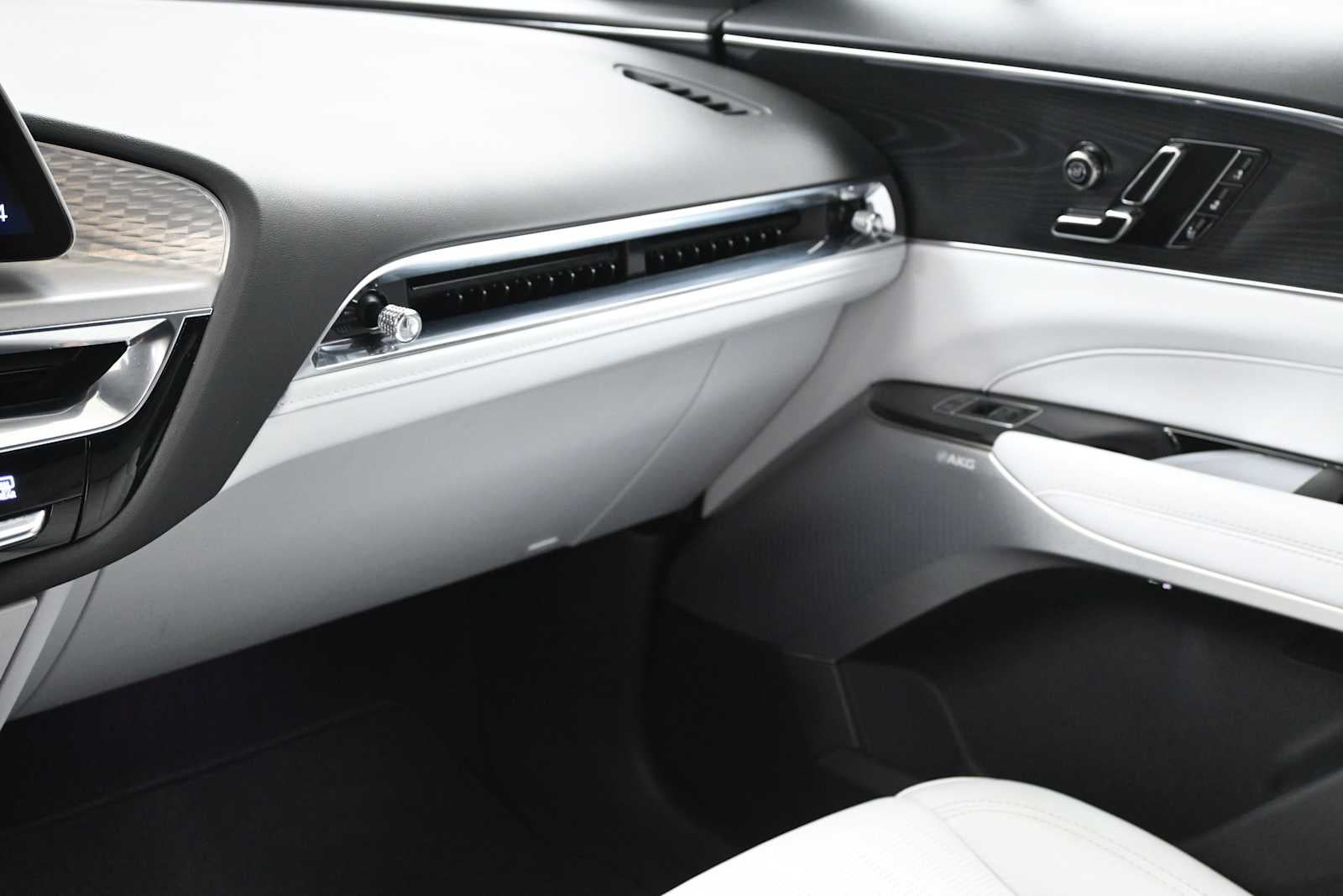 2024 Cadillac LYRIQ Luxury 2