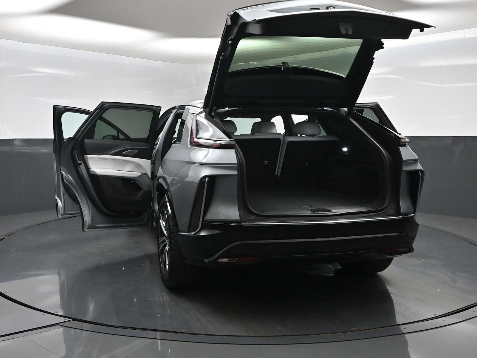 2024 Cadillac LYRIQ Luxury 2
