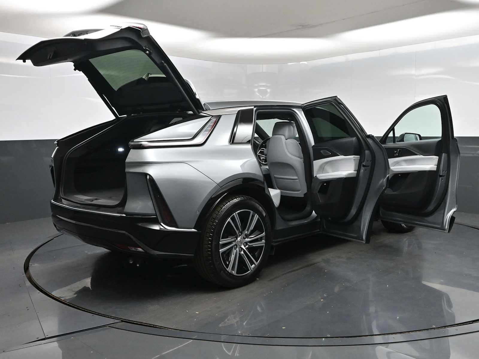 2024 Cadillac LYRIQ Luxury 2