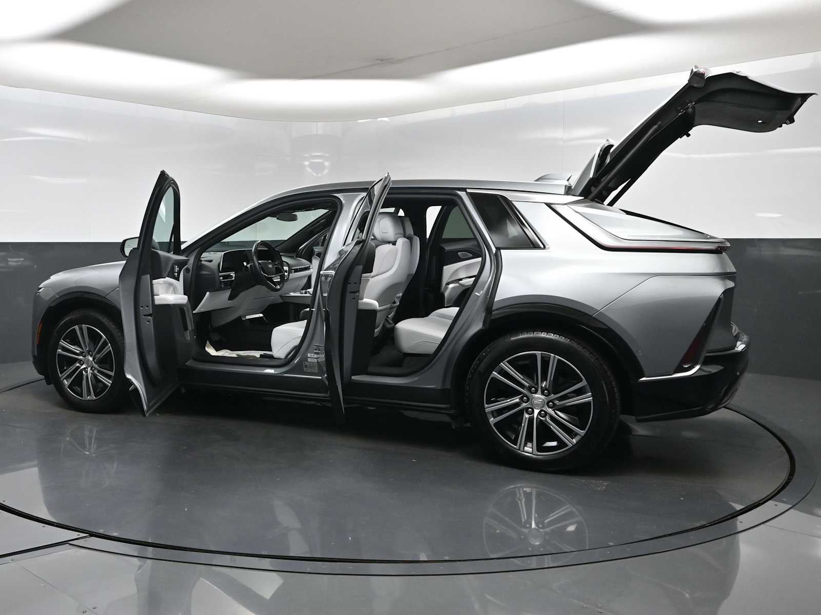 2024 Cadillac LYRIQ Luxury 2