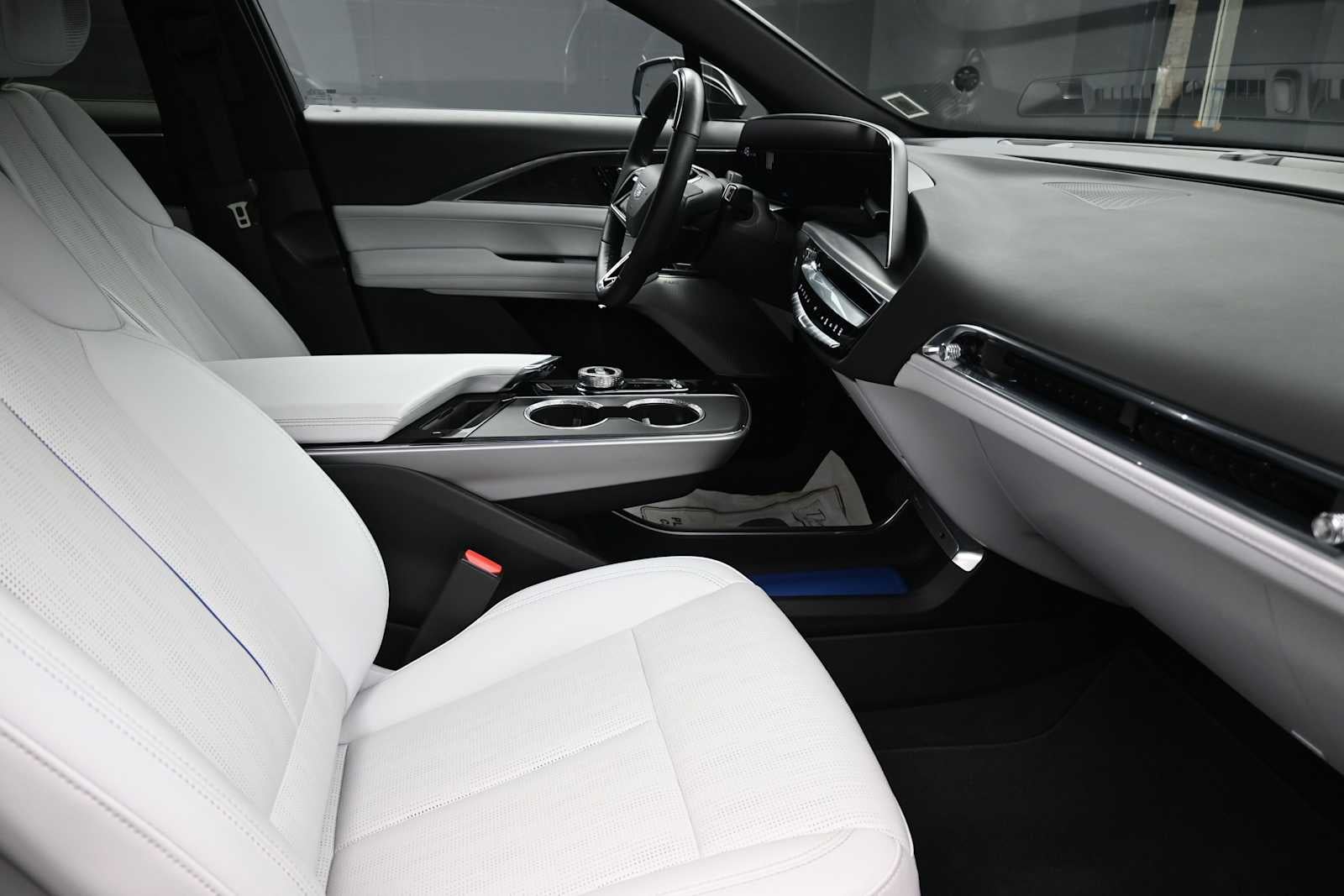 2024 Cadillac LYRIQ Luxury 2