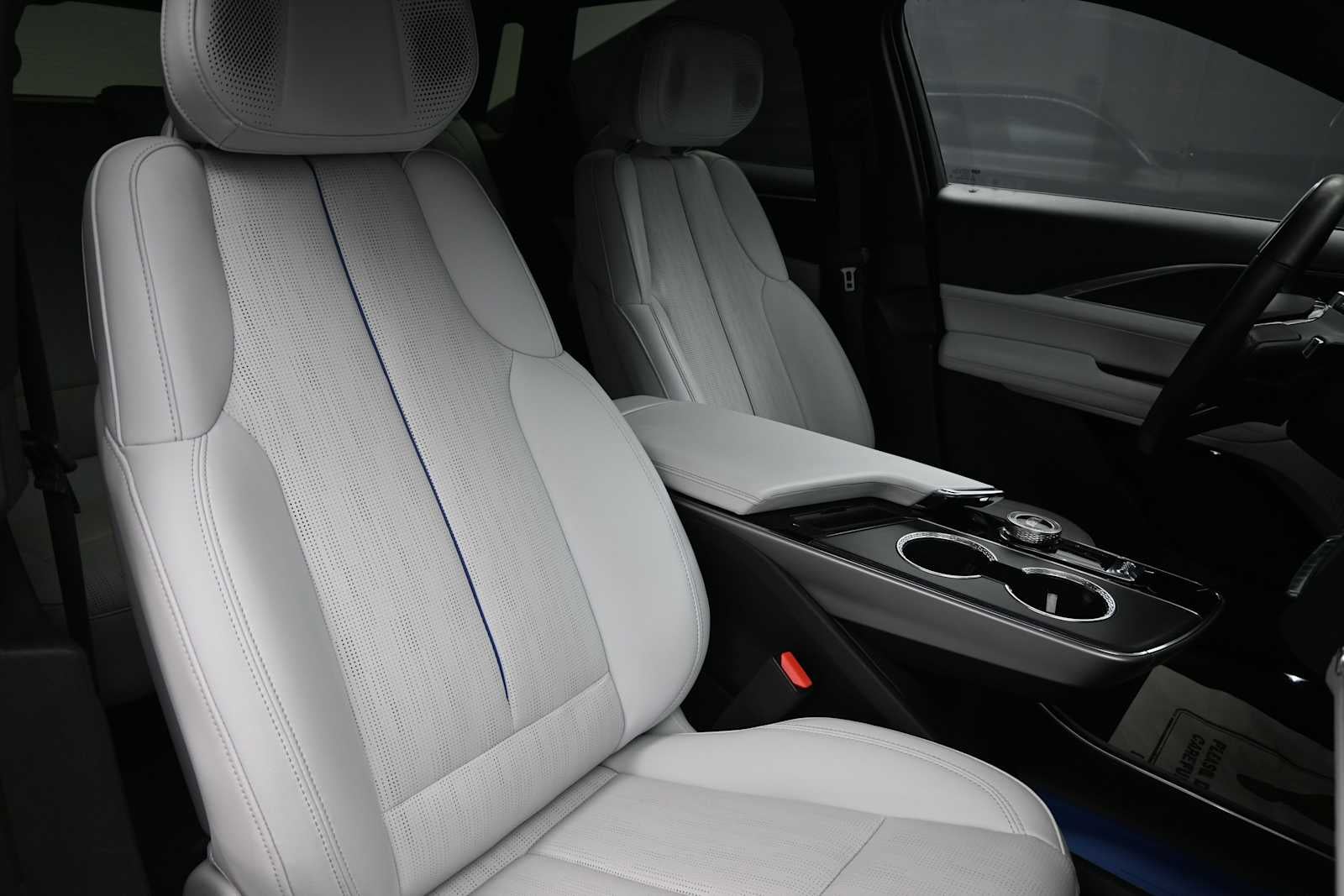 2024 Cadillac LYRIQ Luxury 2