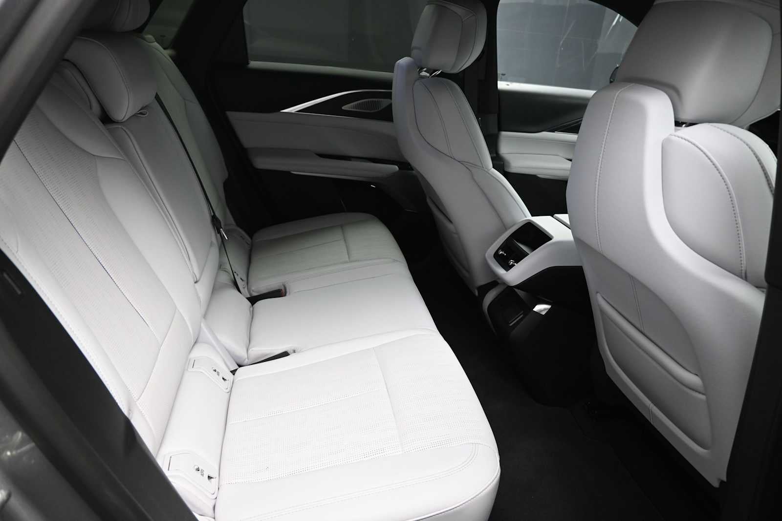 2024 Cadillac LYRIQ Luxury 2