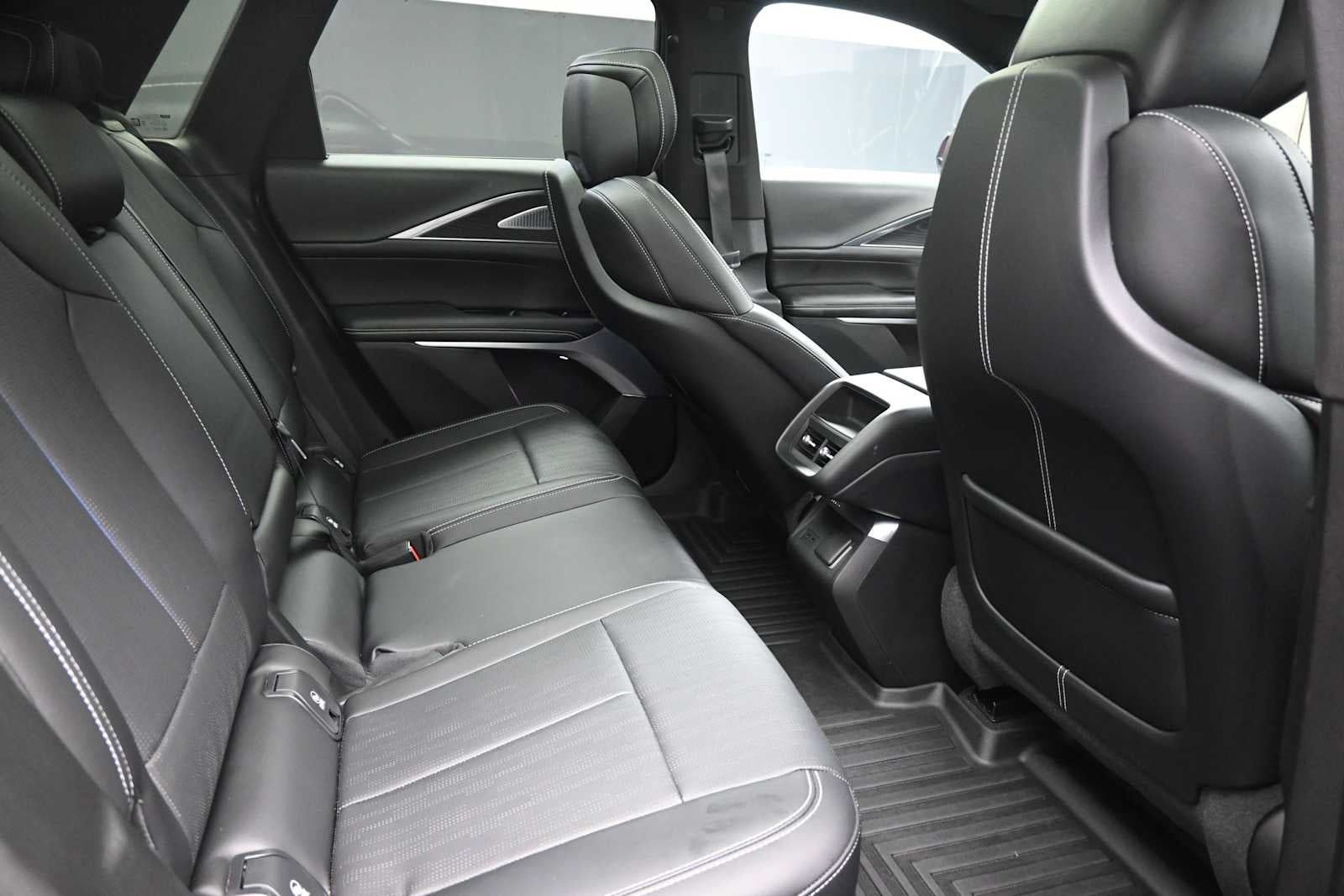2024 Cadillac LYRIQ Luxury 2
