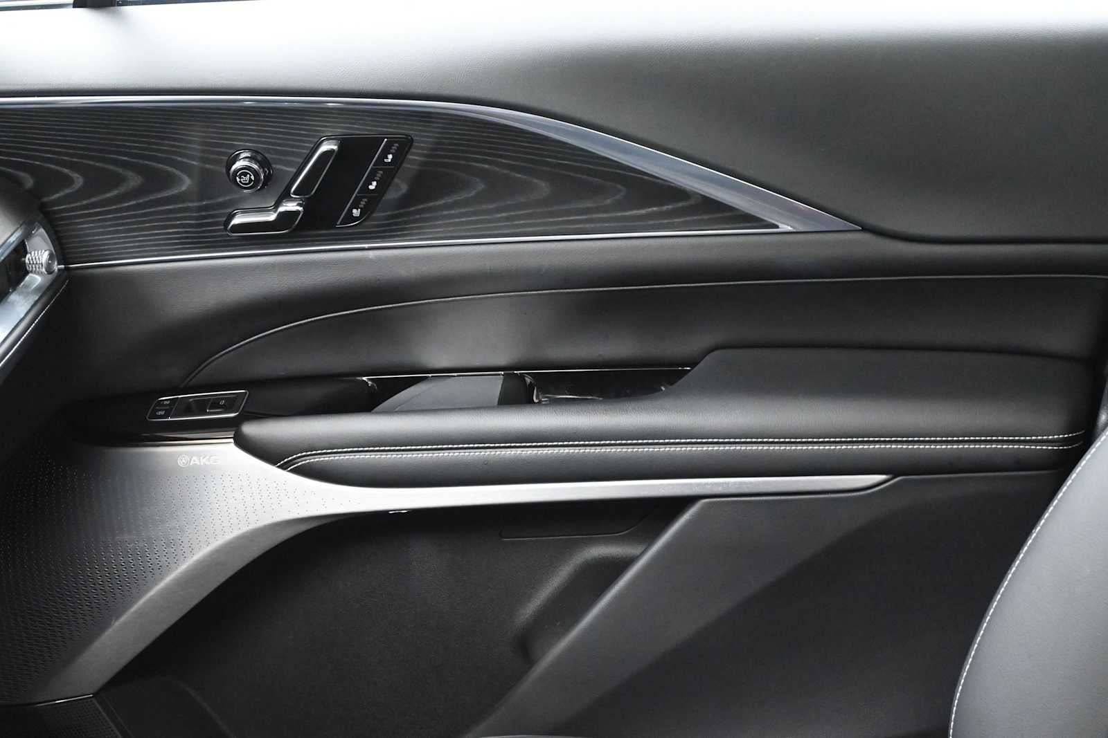 2024 Cadillac LYRIQ Luxury 2